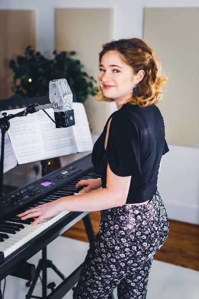 Pianist For Hire In London - Lydia Nicole